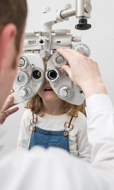 Дитина в оптометриста перевірка зору