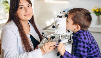 Перевірка зору дитини в дитячого офтальмолога