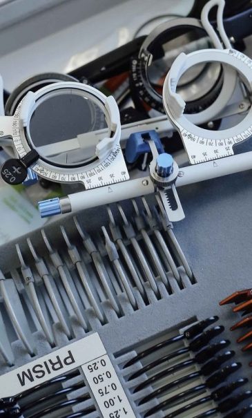 корекція зору окулярами та лінзами